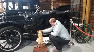 Czworonogi wzięły udział w sesji w Muzeum Motoryzacji Topacz