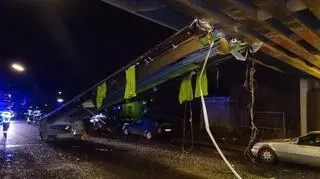 Dach oparł się o konstrukcję wiaduktu