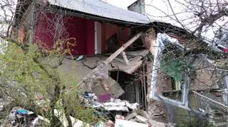 Dach wisi na ocalałych ścianach