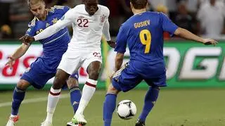 Danny Welbeck walczy o piłkę z Marko Deviczem