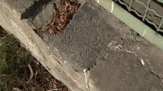 Daty urodzenia i śmierci widoczne na murze przy ul. Braniborskiej