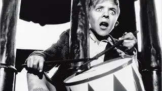 David Bennent jako Oskar Matzerath w filmie "Blaszany bebenek" (1979), który powstał na podstawie książki Grassa