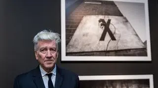 David Lynch na tle swoich prac na toruńskiej wystawie