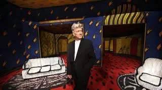 David Lynch na tle swojej instalacji "Bez tytułu" w Max Ernst Museum w Bruehl blisko Bonn