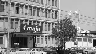 Dekoracje pierwszomajowe na budynku Fabryki Obrabiarek Specjalnych Ponar-Wiepofama