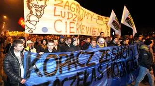 Demonstrujący nieśli antyrządowe transparenty