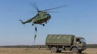Desant na linach z pokładu Mi-8