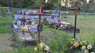 Dewastacja czy "oznakowanie" grobów?