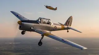 DHC-1 Chipmunk i Harvard nad Warszawą