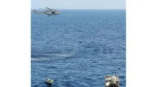 Dhow opanowany przez marines zbliża się do Fort Victoria (Fot