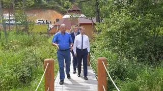Dmitrij Miedwiediew na terenie basenu terminalnego na wyspie Iturup 