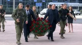 Dmitrij Trapieznikow składa kwiaty przed pomnikiem rosyjskiego piosenkarza Iosifa Kobzona