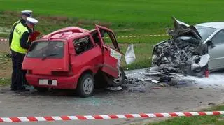 Do czołowego zderzenia dwóch osobówek doszło w sobotę w Masłowie 
