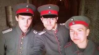 Do forcie oprowadzają przewodnicy w pruskich mundurach