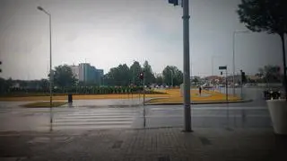 Do najbliższego wejścia do galerii handlowej nie ma dojazdu dla rowerzystów