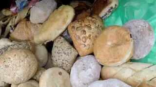 Do śmietnika trafiają bułki, chleb i pączki