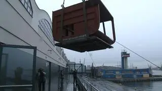 Do transportu wykorzystano dźwig