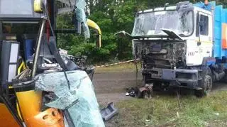 Do zderzenia autobusu ze śmieciarką doszło na dw