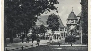 Dom Kuracyjny  i Skwer Kuracyjny (tam zasadzono wczoraj palmy) (1920-30)