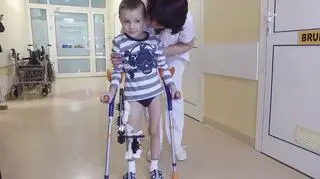 Dominik na nowo uczy się chodzić