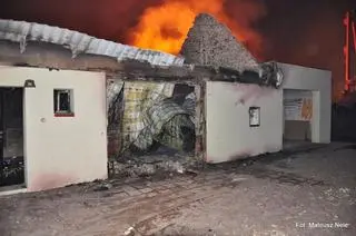 Domy znajdujące się nieco dalej, ogień bardziej oszczędził