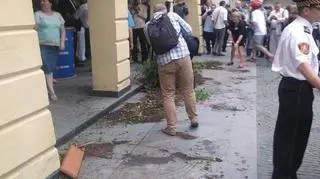 Donice spadły z balkonu
