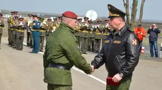 Dowódca Wojsk Wewnętrznych gen. Zołotow przyjmuje meldunek (kwiecień 2015)