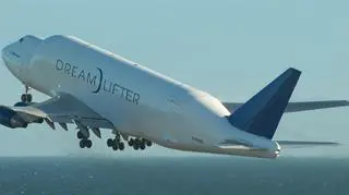 Dreamlifter z widocznym garbem. Widać też duże zawiasy na burcie maszyny, niedaleko przed ogonem