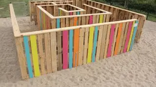 Drewniany labirynt z palet