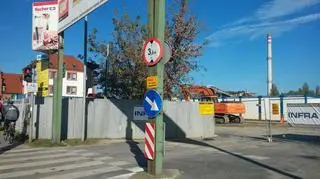 Droga prowadzi na teren budowy