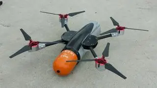 Dron Dragonfly. Pomarańczowa część to głowica, której ma być kilka rodzajów