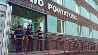 Drzwi do budynku strzeże policja