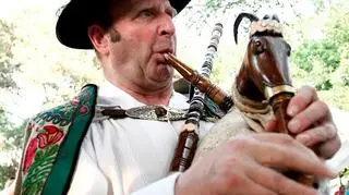 Dudy nazywane są takze kozą ze względu na charakterystyczny fragment instrumentu