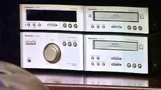 Dwa kineskopowe telewizory i wysokiej klasy wieża Hi-Fi mogą dostarczać premierowi rozrywki
