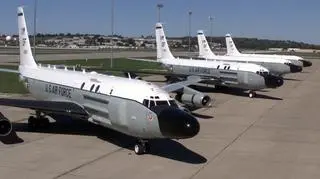 Dwa pierwsze RC-135 to maszyny w wersji Cobra Ball. Mają charakterystyczne pomalowane na czarno prawe skrzydło