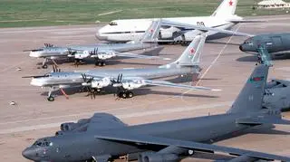 Dwa Tu-95 i ich amerykański odpowiednik, bombowiec B-52. Amerykańskie maszyny są jednak znacznie starsze, Amerykanie przerwali ich produkcję w 1962 roku