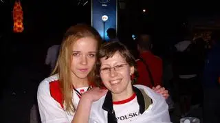 Dwie gorące kibicki - Gosia i Nicolina - pozdrawiają polskich piłkarzy z Berna  (fot. internauta)
