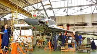 Dwumiejscowy MiG-29 UB, przeznaczony głównie do szkolenia, przechodzi próby systemu zamykającego wloty powietrza do silników