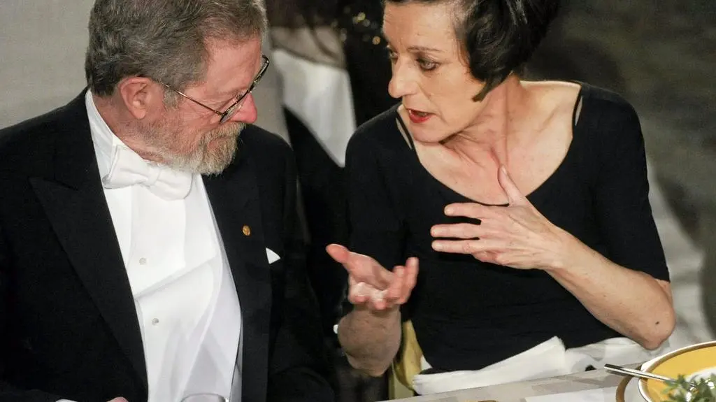 Dyskusja Herty Mueller i George E. Smitha