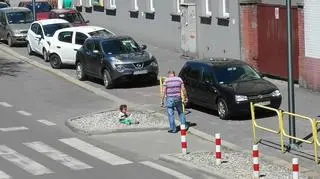 Dzieci bawiące się przy krawężniku na pl
