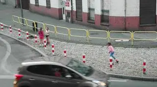 Dzieci bawiące się przy krawężniku na pl