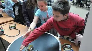 Dzieci poznają konstrukcje robotów