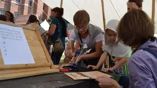 Dzieci uczą się kaligrafii 