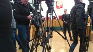 Dziennikarze w sali sądowej, gdzie rozpocznie się proces Katarzyny W.
