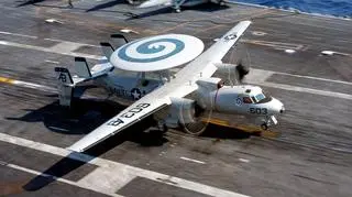 E-2C podczas normalnego lądowania