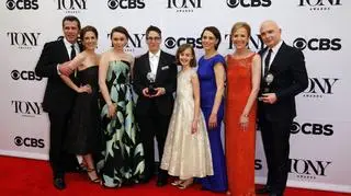 Ekipa "The Fun Home" na gali Tony Awards - w środku reżyser ze statuetką