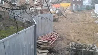 Elementy rusztowania i sprzęt na prywatnej posesji