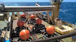 Elementy stacji nasłuchowej CTBTO w drodze do miejsca zainstalowania na dnie
