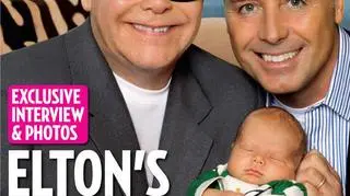 Elton John, jego mąż David Furnish i ich syn Zachary na okładce magazynu "Us" w 2011 roku