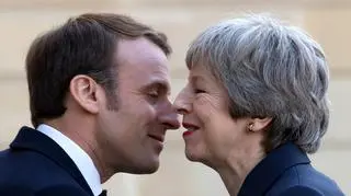 Emmanuel Macron wita Theresę May w Pałacu Elizejskim